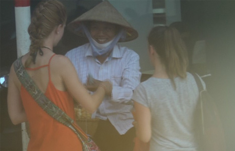 Táo tợn trấn lột du khách ngay bờ hồ Hoàn Kiếm - Ảnh 14. Táo tợn trấn lột du khách ngay bờ hồ Hoàn Kiếm - Ảnh 14.