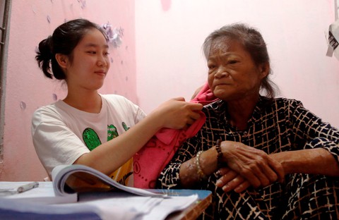 Cô gái Cõng mẹ lên giảng đường đã không còn mẹ - Ảnh 1. Cô gái Cõng mẹ lên giảng đường đã không còn mẹ - Ảnh 1.