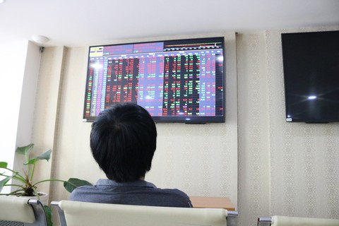 Mất đà tăng trưởng, VN Index lại đỏ sàn vào phút cuối - Ảnh 1. Mất đà tăng trưởng, VN Index lại đỏ sàn vào phút cuối - Ảnh 1.