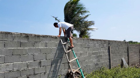 Dự án bít lối, dân leo tường ra biển - Ảnh 2. Dự án bít lối, dân leo tường ra biển - Ảnh 2.
