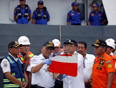 Tổng thống Indonesia ra lệnh tìm kiếm mảnh vỡ suốt đêm - Ảnh 3. Tổng thống Indonesia ra lệnh tìm kiếm mảnh vỡ suốt đêm - Ảnh 3.