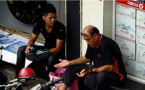 Táo tợn trấn lột du khách ngay bờ hồ Hoàn Kiếm - Ảnh 6. Táo tợn trấn lột du khách ngay bờ hồ Hoàn Kiếm - Ảnh 6.
