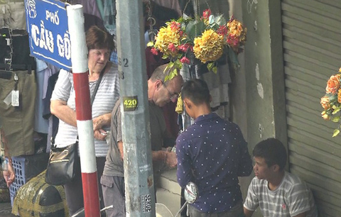 Táo tợn trấn lột du khách ngay bờ hồ Hoàn Kiếm - Ảnh 8. Táo tợn trấn lột du khách ngay bờ hồ Hoàn Kiếm - Ảnh 8.