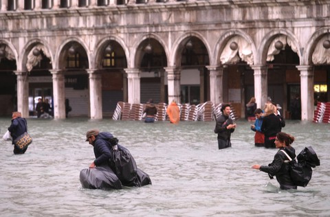 Venise bị nhấn chìm trong nước ngập lịch sử - Ảnh 3. Venise bị nhấn chìm trong nước ngập lịch sử - Ảnh 3.