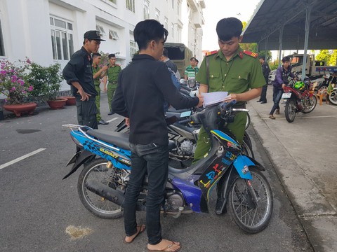 Cả trăm thanh niên kéo về Cần Thơ đua xe trái phép - Ảnh 2. Cả trăm thanh niên kéo về Cần Thơ đua xe trái phép - Ảnh 2.