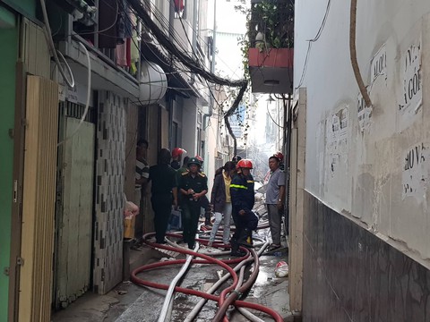 Cháy quán bar ở Sài Gòn, hàng trăm người may mắn thoát nạn trong đêm - Ảnh 5. Cháy quán bar ở Sài Gòn, hàng trăm người may mắn thoát nạn trong đêm - Ảnh 5.