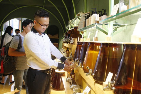 Người trẻ tâm huyết với dự án làm đầy chai lọ cũ - Ảnh 3. Người trẻ tâm huyết với dự án làm đầy chai lọ cũ - Ảnh 3.