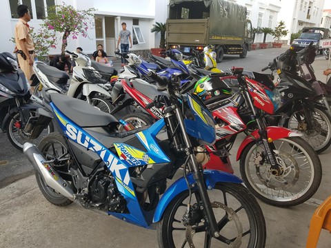 Cả trăm thanh niên kéo về Cần Thơ đua xe trái phép - Ảnh 1. Cả trăm thanh niên kéo về Cần Thơ đua xe trái phép - Ảnh 1.