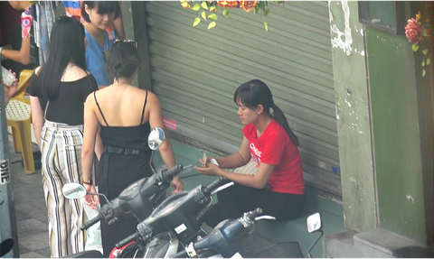 Băng nhóm trấn lột du khách ở hồ Hoàn Kiếm hoạt động ra sao? - Ảnh 8. Băng nhóm trấn lột du khách ở hồ Hoàn Kiếm hoạt động ra sao? - Ảnh 8.