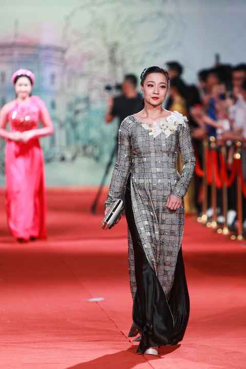 Thảm đỏ bế mạc HANIFF 2018 nóng với Hồng Ánh, Chibi, Khả Ngân - Ảnh 7. Thảm đỏ bế mạc HANIFF 2018 nóng với Hồng Ánh, Chibi, Khả Ngân - Ảnh 7.