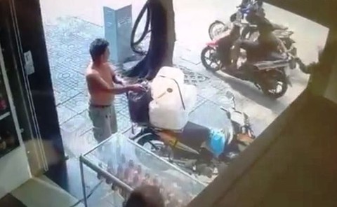 Bắt nghi can cướp giật, phát hiện giấy tờ nhiều nạn nhân - Ảnh 2. Bắt nghi can cướp giật, phát hiện giấy tờ nhiều nạn nhân - Ảnh 2.
