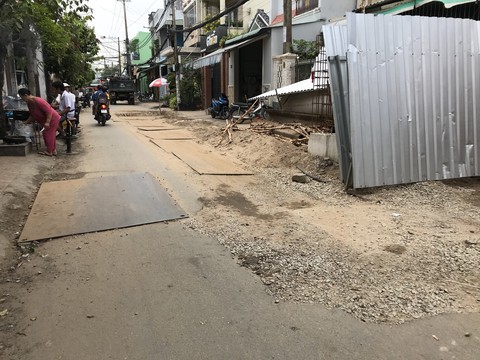 Đường làm chưa lâu lại bị đào xới làm cống nước - Ảnh 1. Đường làm chưa lâu lại bị đào xới làm cống nước - Ảnh 1.