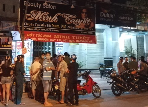 Phát hiện đôi nam nữ treo cổ chết trong tiệm uốn tóc - Ảnh 1. Phát hiện đôi nam nữ treo cổ chết trong tiệm uốn tóc - Ảnh 1.