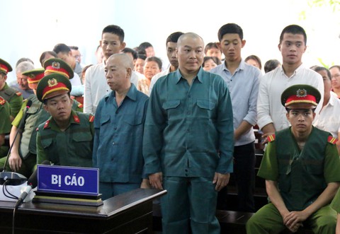 30 bị cáo gây rối, đốt phá trụ sở UBND Bình Thuận lãnh án tù - Ảnh 2. 30 bị cáo gây rối, đốt phá trụ sở UBND Bình Thuận lãnh án tù - Ảnh 2.