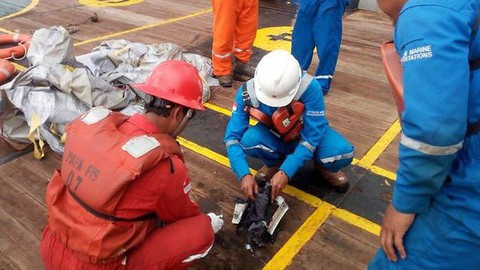Gặp sự cố, máy bay đáp xuống biển ra sao? - Ảnh 1. Gặp sự cố, máy bay đáp xuống biển ra sao? - Ảnh 1.