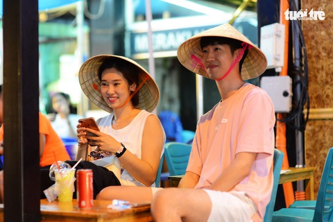 Khách du lịch Trung Quốc đến Việt Nam 10 tháng cao hơn cả năm trước - Ảnh 1. Khách du lịch Trung Quốc đến Việt Nam 10 tháng cao hơn cả năm trước - Ảnh 1.