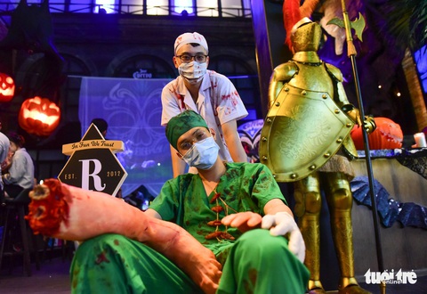 Người Việt cũng đổ xô đến phố Tây Bùi Viện chơi Halloween - Ảnh 13. Người Việt cũng đổ xô đến phố Tây Bùi Viện chơi Halloween - Ảnh 13.