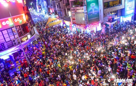 Người Việt cũng đổ xô đến phố Tây Bùi Viện chơi Halloween - Ảnh 1. Người Việt cũng đổ xô đến phố Tây Bùi Viện chơi Halloween - Ảnh 1.