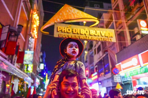 Người Việt cũng đổ xô đến phố Tây Bùi Viện chơi Halloween - Ảnh 2. Người Việt cũng đổ xô đến phố Tây Bùi Viện chơi Halloween - Ảnh 2.