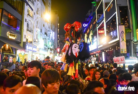 Người Việt cũng đổ xô đến phố Tây Bùi Viện chơi Halloween - Ảnh 11. Người Việt cũng đổ xô đến phố Tây Bùi Viện chơi Halloween - Ảnh 11.