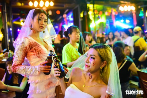 Người Việt cũng đổ xô đến phố Tây Bùi Viện chơi Halloween - Ảnh 4. Người Việt cũng đổ xô đến phố Tây Bùi Viện chơi Halloween - Ảnh 4.
