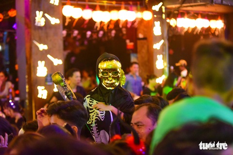 Người Việt cũng đổ xô đến phố Tây Bùi Viện chơi Halloween - Ảnh 12. Người Việt cũng đổ xô đến phố Tây Bùi Viện chơi Halloween - Ảnh 12.
