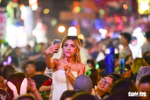 Người Việt cũng đổ xô đến phố Tây Bùi Viện chơi Halloween - Ảnh 7. Người Việt cũng đổ xô đến phố Tây Bùi Viện chơi Halloween - Ảnh 7.