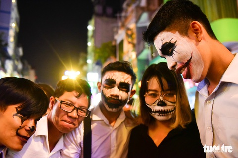 Người Việt cũng đổ xô đến phố Tây Bùi Viện chơi Halloween - Ảnh 8. Người Việt cũng đổ xô đến phố Tây Bùi Viện chơi Halloween - Ảnh 8.