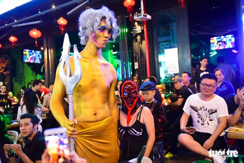 Người Việt cũng đổ xô đến phố Tây Bùi Viện chơi Halloween - Ảnh 10. Người Việt cũng đổ xô đến phố Tây Bùi Viện chơi Halloween - Ảnh 10.