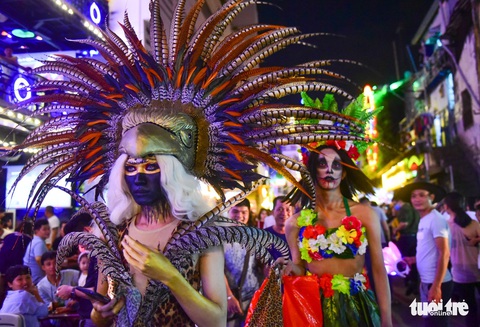 Người Việt cũng đổ xô đến phố Tây Bùi Viện chơi Halloween - Ảnh 16. Người Việt cũng đổ xô đến phố Tây Bùi Viện chơi Halloween - Ảnh 16.