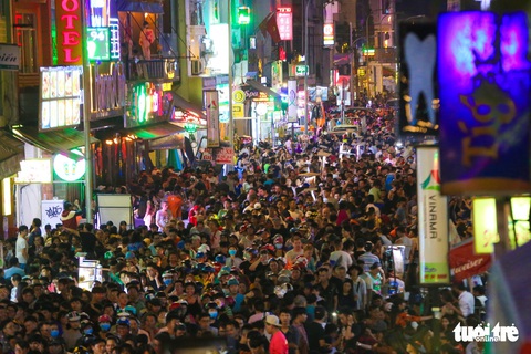Cõng trẻ em, tránh đám đông nườm nượp chơi Halloween ở phố Tây Bùi Viện - Ảnh 8.
