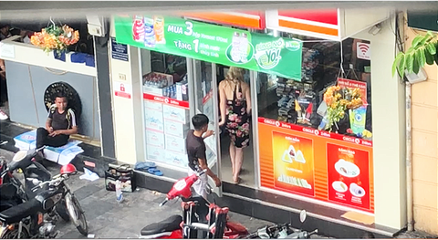 Băng nhóm trấn lột du khách ở hồ Hoàn Kiếm hoạt động ra sao? - Ảnh 3. Băng nhóm trấn lột du khách ở hồ Hoàn Kiếm hoạt động ra sao? - Ảnh 3.