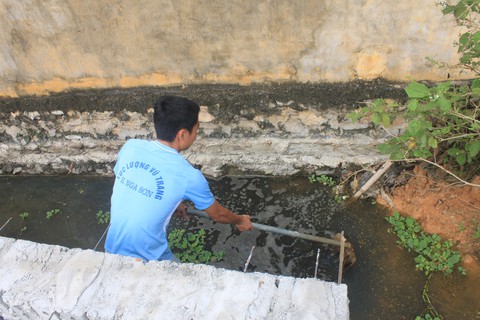 Doanh nghiệp may mặc xả thải gây ô nhiễm môi trường - Ảnh 1. Doanh nghiệp may mặc xả thải gây ô nhiễm môi trường - Ảnh 1.
