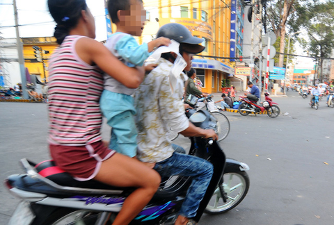 Chăn dắt trẻ em vẫn phức tạp - Ảnh 1. Chăn dắt trẻ em vẫn phức tạp - Ảnh 1.
