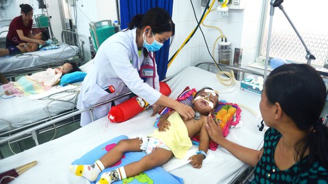 Trắng đêm ở bệnh viện nhi - Ảnh 1. Trắng đêm ở bệnh viện nhi - Ảnh 1.