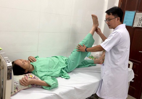 Nguy cơ liệt vì thoát vị đĩa đệm thắt lưng - Ảnh 1. Nguy cơ liệt vì thoát vị đĩa đệm thắt lưng - Ảnh 1.