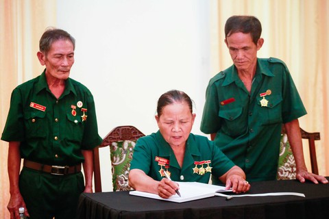 Nhà lãnh đạo trọn nghĩa trọn tình - Ảnh 1. Nhà lãnh đạo trọn nghĩa trọn tình - Ảnh 1.