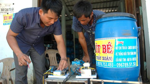 Người chế tạo máy nuôi tôm - Ảnh 1. Người chế tạo máy nuôi tôm - Ảnh 1.