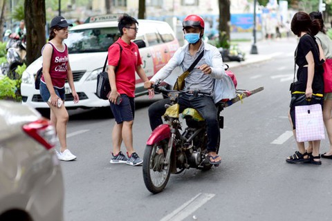 Xe máy quá đát phải ngưng lưu hành? - Ảnh 2. Xe máy quá đát phải ngưng lưu hành? - Ảnh 2.
