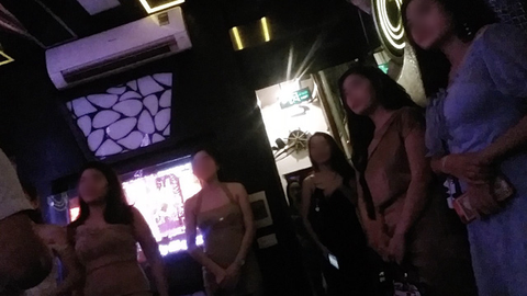 Quán karaoke bị cấm vẫn ca hát ì xèo - Ảnh 1. Quán karaoke bị cấm vẫn ca hát ì xèo - Ảnh 1.