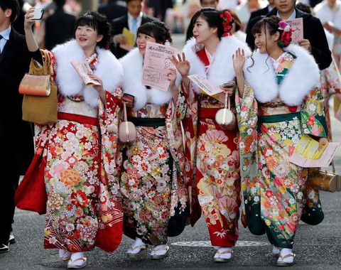 Thiếu nữ Nhật rạng rỡ kimono trong lễ trưởng thành - Ảnh 11. Thiếu nữ Nhật rạng rỡ kimono trong lễ trưởng thành - Ảnh 11.