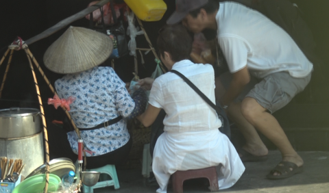 Công an triệu tập nhóm trấn lột du khách khu vực hồ Hoàn Kiếm - Ảnh 5. Công an triệu tập nhóm trấn lột du khách khu vực hồ Hoàn Kiếm - Ảnh 5.