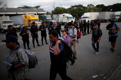 Thêm hàng ngàn di dân từ El Salvador đổ sang Mỹ - Ảnh 1. Thêm hàng ngàn di dân từ El Salvador đổ sang Mỹ - Ảnh 1.