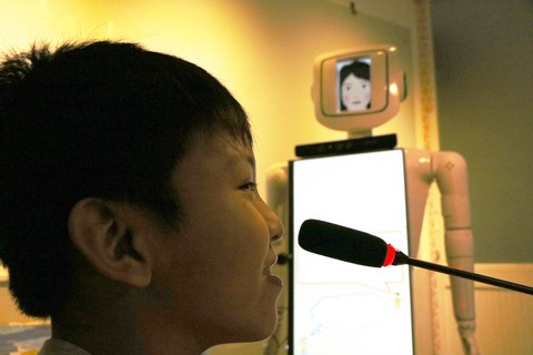 Cô giáo robot dạy tiếng Anh của sinh viên - Ảnh 2. Cô giáo robot dạy tiếng Anh của sinh viên - Ảnh 2.