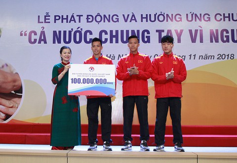 Đội tuyển bóng đá quốc gia ủng hộ 100 triệu đồng cho người nghèo - Ảnh 2. Đội tuyển bóng đá quốc gia ủng hộ 100 triệu đồng cho người nghèo - Ảnh 2.