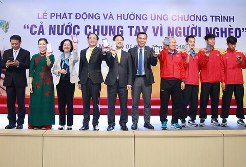 Đội tuyển bóng đá quốc gia ủng hộ 100 triệu đồng cho người nghèo - Ảnh 1. Đội tuyển bóng đá quốc gia ủng hộ 100 triệu đồng cho người nghèo - Ảnh 1.