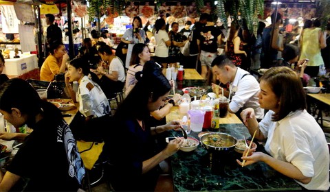 Người Thái bia rượu thoải mái nhưng không lầy như nhiều người Việt - Ảnh 1. Người Thái bia rượu thoải mái nhưng không lầy như nhiều người Việt - Ảnh 1.