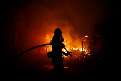 Cháy dữ dội rừng California, ông Trump chê ‘quản lý kém’ - Ảnh 3. Cháy dữ dội rừng California, ông Trump chê ‘quản lý kém’ - Ảnh 3.