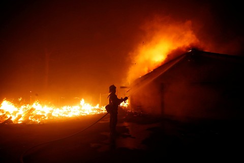 Cháy dữ dội rừng California, ông Trump chê ‘quản lý kém’ - Ảnh 5. Cháy dữ dội rừng California, ông Trump chê ‘quản lý kém’ - Ảnh 5.