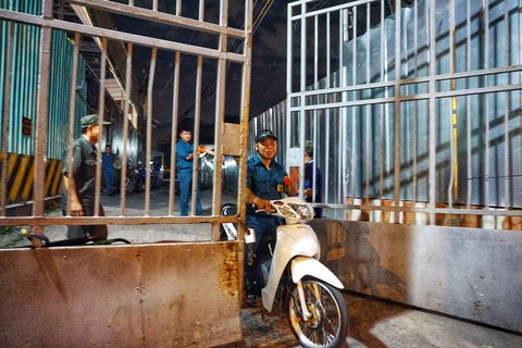 Dân quân giữ trật tự trước nhà ông Nguyễn Hữu Tín - Ảnh 2. Dân quân giữ trật tự trước nhà ông Nguyễn Hữu Tín - Ảnh 2.
